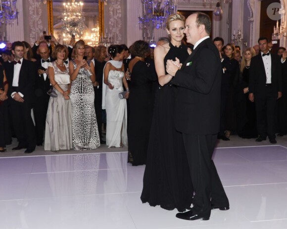 Albert et Charlene ont amoureusement ouvert le bal avec la grâce et l'expertise dont ils sont coutumiers. Le prince Albert II de Monaco et la princesse Charlene étaient les invités d'honneur de la 2e édition du Ballo del Giglio (Bal du Lys), dans la Salle blanche du Palazzo Pitti, à Florence, le 10 octobre 2012.