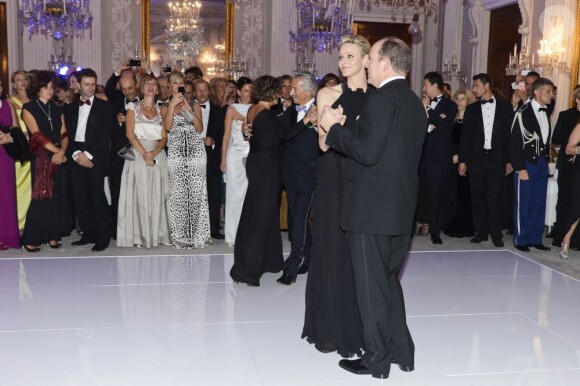 Albert et Charlene ont amoureusement ouvert le bal avec la grâce et l'expertise dont ils sont coutumiers. Le prince Albert II de Monaco et la princesse Charlene étaient les invités d'honneur de la 2e édition du Ballo del Giglio (Bal du Lys), dans la Salle blanche du Palazzo Pitti, à Florence, le 10 octobre 2012.