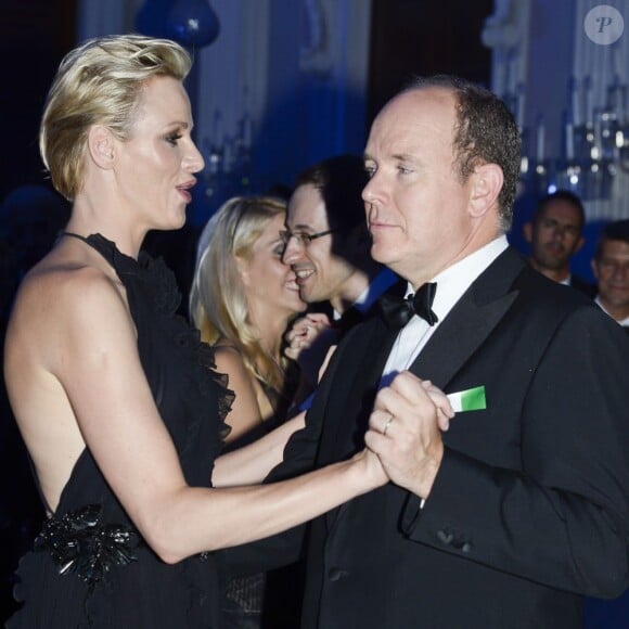 Albert et Charlene ont amoureusement ouvert le bal avec la grâce et l'expertise dont ils sont coutumiers. Le prince Albert II de Monaco et la princesse Charlene étaient les invités d'honneur de la 2e édition du Ballo del Giglio (Bal du Lys), dans la Salle blanche du Palazzo Pitti, à Florence, le 10 octobre 2012.