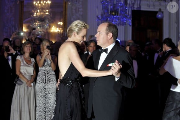 Albert et Charlene ont amoureusement ouvert le bal avec la grâce et l'expertise dont ils sont coutumiers. Le prince Albert II de Monaco et la princesse Charlene étaient les invités d'honneur de la 2e édition du Ballo del Giglio (Bal du Lys), dans la Salle blanche du Palazzo Pitti, à Florence, le 10 octobre 2012.