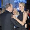 Albert et Charlene, les yeux dans les yeux, ont amoureusement ouvert le bal. Le prince Albert II de Monaco et la princesse Charlene étaient les invités d'honneur de la 2e édition du Ballo del Giglio (Bal du Lys), dans la Salle blanche du Palazzo Pitti, à Florence, le 10 octobre 2012.