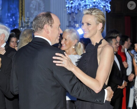Albert et Charlene, les yeux dans les yeux, ont amoureusement ouvert le bal. Le prince Albert II de Monaco et la princesse Charlene étaient les invités d'honneur de la 2e édition du Ballo del Giglio (Bal du Lys), dans la Salle blanche du Palazzo Pitti, à Florence, le 10 octobre 2012.
