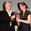 Richard Dean Anderson et Amanda Tapping reçoivent le Jules Verne Award lors du Festival Jules Verne 2012 au Grand Rex, le 10 octobre 2012