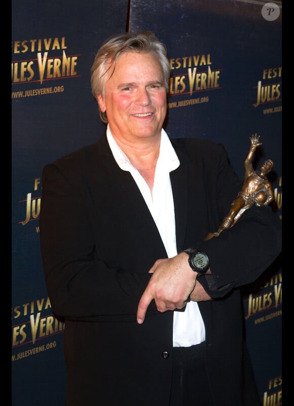 Richard Dean Anderson reçoit le Jules Verne Award lors du Festival Jules Verne 2012 au Grand Rex, le 10 octobre 2012. Le comédien a bien changé