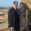 Le prince Albert de Monaco et la princesse Charlene posent au Palazzo Vecchio, Florence s'étalant à leurs pieds, lors de leur visite en Toscane le 10 octobre 2012, reçus par le maire Matteo Rizzi et son épouse Agnese à l'Hôtel de Ville (Palazzo Vecchio), avant le Bal du Lys au Palazzo Pitti.