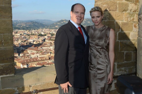 Le prince Albert de Monaco et la princesse Charlene posent au Palazzo Vecchio, Florence s'étalant à leurs pieds, lors de leur visite en Toscane le 10 octobre 2012, reçus par le maire Matteo Rizzi et son épouse Agnese à l'Hôtel de Ville (Palazzo Vecchio), avant le Bal du Lys au Palazzo Pitti.