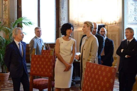 Agnese Rizzi et la princesse Charlene entre femmes... Le prince Albert de Monaco et la princesse Charlene en visite à Florence le 10 octobre 2012, reçus par le maire Matteo Rizzi et son épouse Agnese à l'Hôtel de Ville (Palazzo Vecchio), avant le Bal du Lys au Palazzo Pitti.