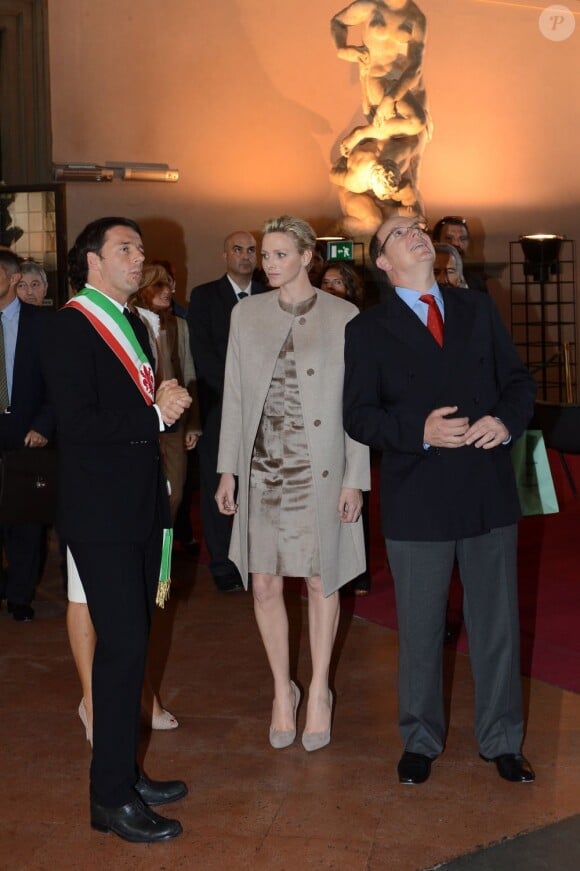 Le prince Albert de Monaco, fasciné par les lieux, et la princesse Charlene en visite à Florence le 10 octobre 2012, reçus par le maire Matteo Rizzi et son épouse Agnese à l'Hôtel de Ville (Palazzo Vecchio), avant le Bal du Lys au Palazzo Pitti.