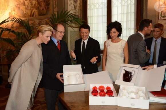 La traditionnelle cérémonie d'échange de cadeaux... Le prince Albert de Monaco et la princesse Charlene en visite à Florence le 10 octobre 2012, reçus par le maire Matteo Rizzi et son épouse Agnese à l'Hôtel de Ville (Palazzo Vecchio), avant le Bal du Lys au Palazzo Pitti.