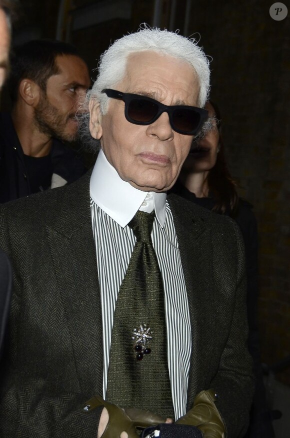 Karl Lagerfeld assiste au vernissage de l'expo photo Chanel : The Little Black Jacket qu'il a coréalisée avec Carine Roitfeld, à la Saatchi Gallery. Londres, le 11 octobre 2012.