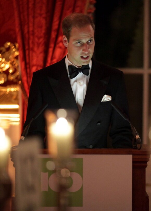 Le prince William, duc de Cambridge au palais St James le 12 octobre 2012 pour la remise de prix de la Fondation SkillForce dont il est le parrain, lors du dîner de gala du 100 Women in Hedge Funds.