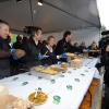 Antoine de Caunes, Anne-Sophie Lapix et Thierry Ardisson participent au service du curry géant cuisiné avec des légumes destinés à être jetés, pour dénoncer le gaspillage alimentaire, à Paris, le samedi 13 octobre 2012.