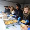 Audrey Pulvar participe au service du curry géant cuisiné avec des légumes destinés à être jetés, pour dénoncer le gaspillage alimentaire, à Paris, le samedi 13 octobre 2012.