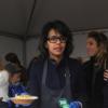 Audrey Pulvar participe au service du curry géant cuisiné avec des légumes destinés à être jetés, pour dénoncer le gaspillage alimentaire, à Paris, le samedi 13 octobre 2012.