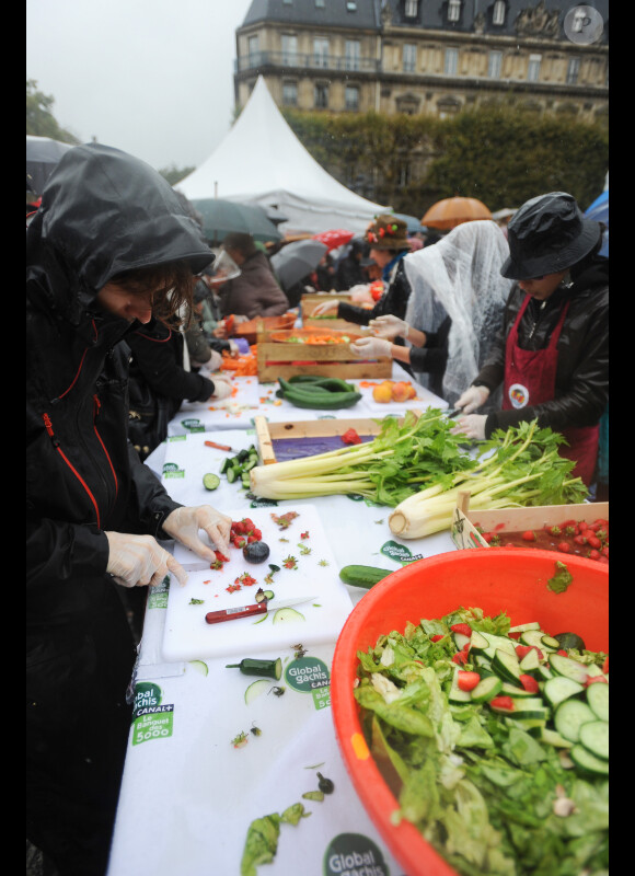 Un curry géant a été cuisiné avec des légumes destinés à être jetés, pour dénoncer le gaspillage alimentaire, à Paris, le samedi 13 octobre 2012.
