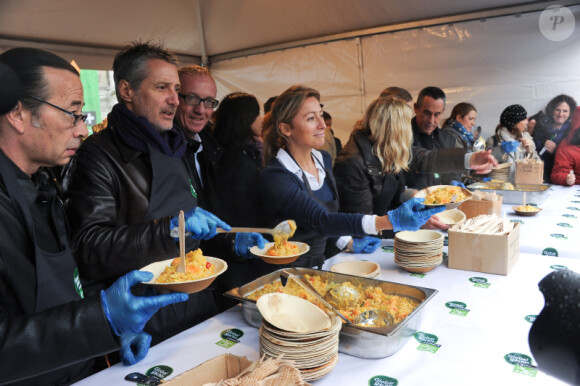 Antoine de Caunes et Anne-Sophie Lapix participent au service du curry géant cuisiné avec des légumes destinés à être jetés, pour dénoncer le gaspillage alimentaire, à Paris, le samedi 13 octobre 2012.
