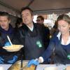 Antoine de Caunes, Anne-Sophie Lapix et Thierry Ardisson participent au service du curry géant cuisiné avec des légumes destinés à être jetés, pour dénoncer le gaspillage alimentaire, à Paris, le samedi 13 octobre 2012.