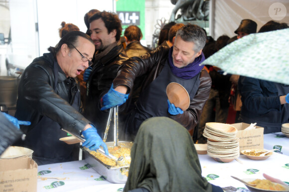 Antoine de Caunes participe au service du curry géant cuisiné avec des légumes destinés à être jetés, pour dénoncer le gaspillage alimentaire, à Paris, le samedi 13 octobre 2012.