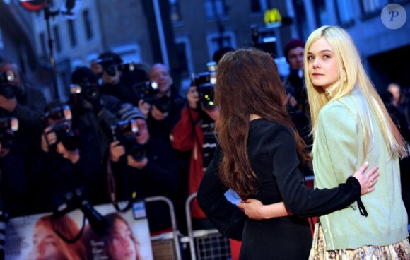 Look bohème couture pour Elle Fanning et total look noir pour Alice Englert à la première de Ginger and Rosa au BFI London Film Festival. Londres, le 13 octobre 2012.