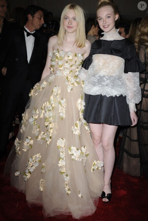 Dakota et Elle Fanning en 2011 : si l'aîné mise déjà sur la robe longue pour se défaire de son look d'ado, la cadette arbore encore une allure de petite fille. New York le 2 mai 2011.