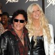 Neal Schon avec sa compagne Michaele Salahi avec Journey en juin 2012 lors de la première de  Rock of Ages  ( Rock Forever ) à Beverly Hills. Neal Schon a fait sa demande en mariage sur scène en octobre 2012.