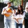 Roselyn Sanchez et son mari Eric Winter avec leur fille Sebella Rose à la ferme de Mr. Bones Pumpkin Patch à Los Angeles le 14 octobre 2012.