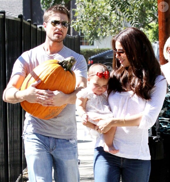 Roselyn Sanchez et son mari Eric Winter avec leur jolie fille Sebella Rose à la ferme de Mr. Bones Pumpkin Patch à Los Angeles le 14 octobre 2012.
