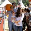 Roselyn Sanchez, son mari Eric Winter avec leur fille Sebella Rose à la ferme de Mr. Bones Pumpkin Patch à Los Angeles le 14 octobre 2012.