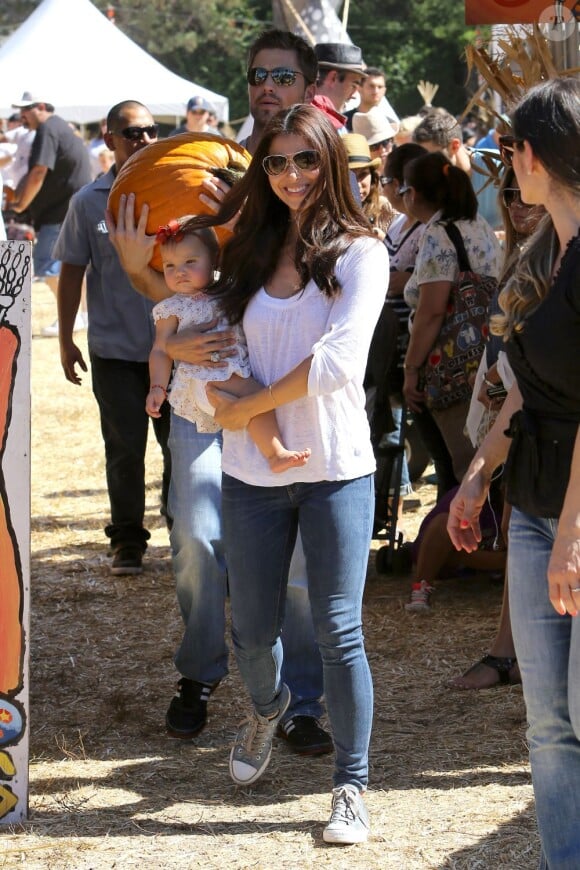 Roselyn Sanchez et son époux Eric Winter avec leur fille Sebella Rose à la ferme de Mr. Bones Pumpkin Patch à Los Angeles, le 14 octobre 2012.