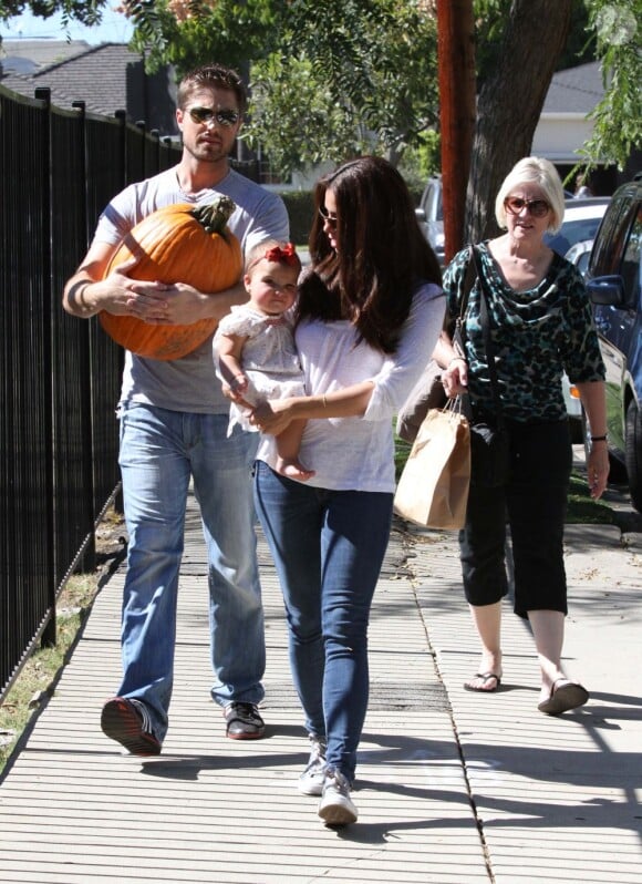 Roselyn Sanchez et son époux Eric Winter avec leur fille Sebella Rose sortent de la ferme de Mr. Bones Pumpkin Patch à Los Angeles, le 14 octobre 2012.