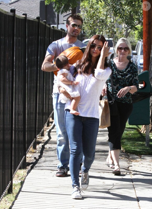 Roselyn Sanchez et son époux Eric Winter avec leur beau bébé Sebella Rose à la ferme de Mr. Bones Pumpkin Patch à Los Angeles, le 14 octobre 2012.