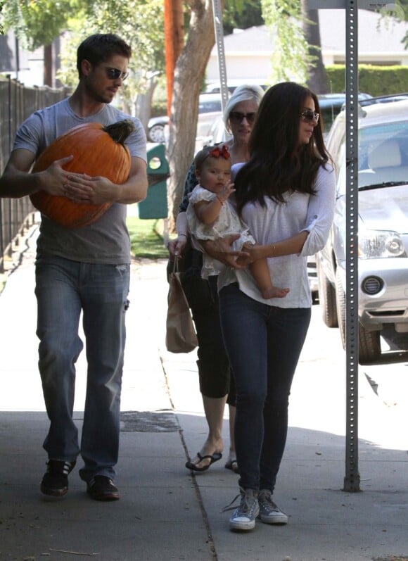Roselyn Sanchez et son époux Eric Winter avec leur fille Sebella Rose à la ferme de Mr. Bones Pumpkin Patch, le 14 octobre 2012.