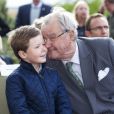 Le prince Christian de Danemark avec son grand-père le prince Henrik au zoo de Copenhague le 31 mai 2012