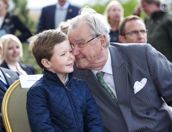 Le prince Christian de Danemark avec son grand-père le prince Henrik au zoo de Copenhague le 31 mai 2012