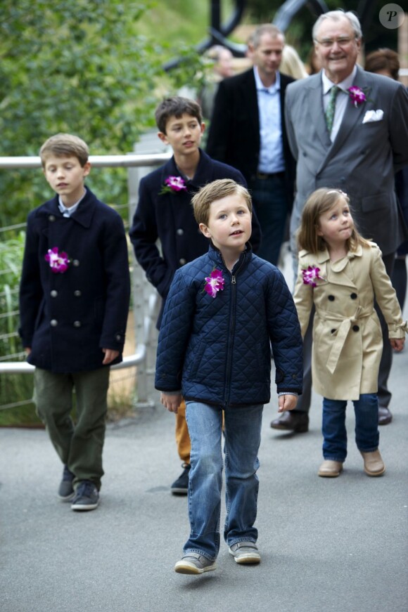 Le prince Christian de Danemark en famille au zoo de Copenhague le 31 mai 2012