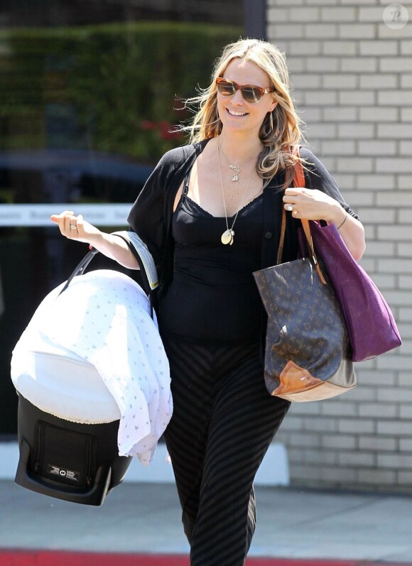 Molly Sims, son mari Scott Stuber et leur bébé se rendent chez le médecin à Santa Monica le 27 juillet 2012.