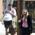 Molly Sims, son mari Scott Stuber et leur bébé à Santa Monica le 13 octobre 2012.
