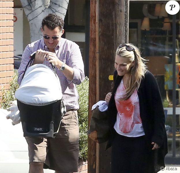 Molly Sims, son mari Scott Stuber et leur bébé à Santa Monica le 13 octobre 2012.