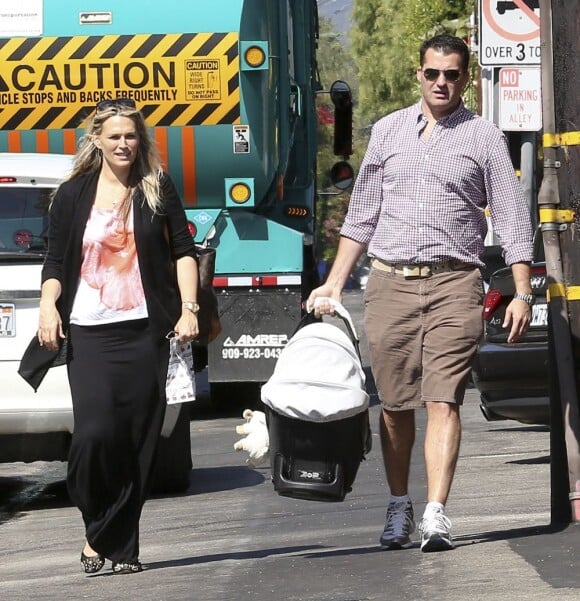 Molly Sims, son mari Scott Stuber et leur fils Brooks Alan à Santa Monica le 13 octobre 2012.