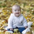 La princesse Estelle de Suède en octobre 2012, adorable, âgée de presque 8 mois, photographiée dans le parc du Palais Haga, à Stockholm, par Kate Gabor.