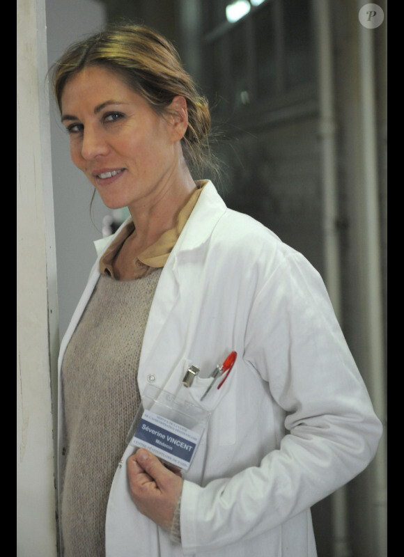 Mathilde Seigner incarne Séverine Vincent sur le tournage de Médecin-chef à la prison de la Santé réalisé Yves Rénier, en octobre 2011 - Diffusion du téléfilm le 17 octobre 2012 sur France 2
