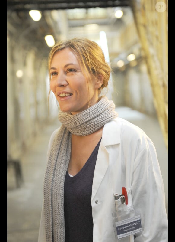 Mathilde Seigner incarne Séverine Vincent sur le tournage de Médecin-chef à la prison de la Santé réalisé Yves Rénier, en octobre 2011 - Diffusion du téléfilm le 17 octobre 2012 sur France 2