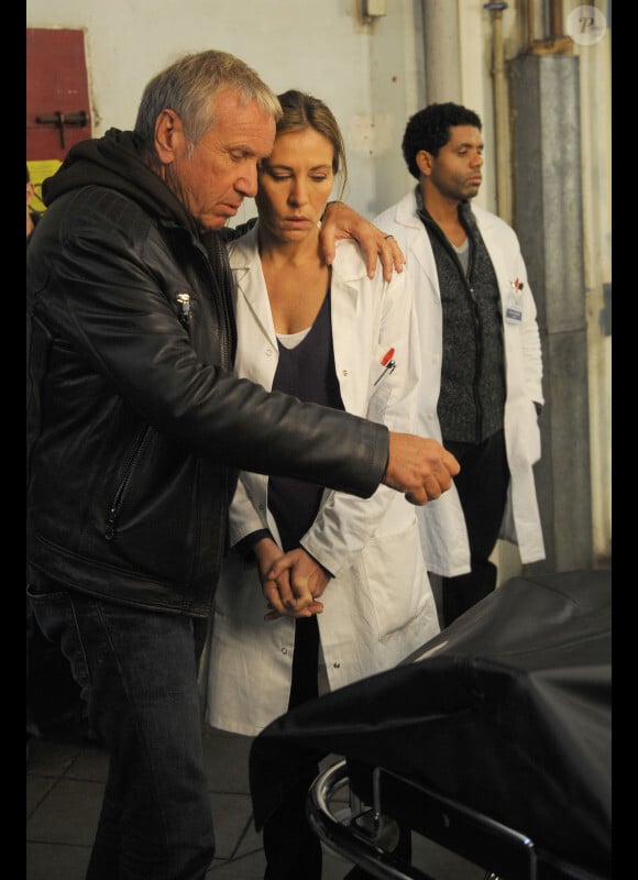 Mathilde Seigner incarne Séverine Vincent sur le tournage de Médecin-chef à la prison de la Santé réalisé Yves Rénier, en octobre 2011 - Diffusion du téléfilm le 17 octobre 2012 sur France 2