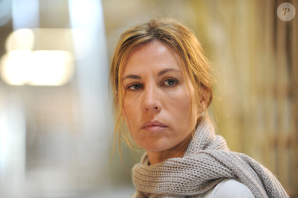 Mathilde Seigner incarne Séverine Vincent sur le tournage de Médecin-chef à la prison de la Santé réalisé Yves Rénier, en octobre 2011 - Diffusion du téléfilm le 17 octobre 2012 sur France 2