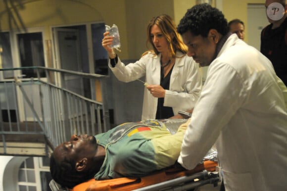 Mathilde Seigner incarne Séverine Vincent sur le tournage de Médecin-chef à la prison de la Santé réalisé Yves Rénier, en octobre 2011 - Diffusion du téléfilm le 17 octobre 2012 sur France 2