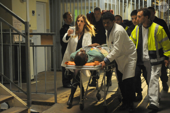 Mathilde Seigner incarne Séverine Vincent sur le tournage de Médecin-chef à la prison de la Santé réalisé Yves Rénier, en octobre 2011 - Diffusion du téléfilm le 17 octobre 2012 sur France 2