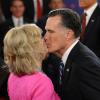 Ann et Mitt Romney s'embrassent à l'issue du second débat présidentiel à l'Hofstra University. Hempstead, le 16 octobre 2012.