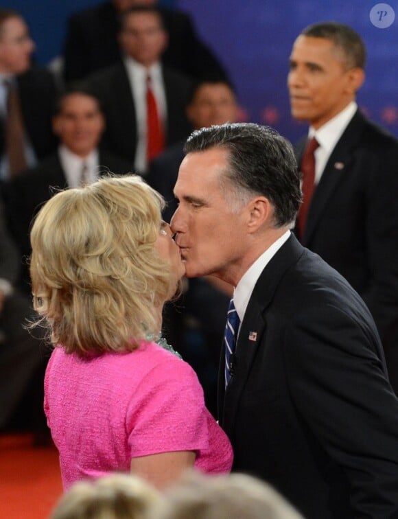 Ann et Mitt Romney s'embrassent à l'issue du second débat présidentiel à l'Hofstra University. Hempstead, le 16 octobre 2012.