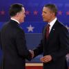 Le président sortant Barack Obama et le candidat républicain Mitt Romney se serrent la main avant de commencer le second débat présidentiel à la Hofstra University. Hempstead, le 16 octobre 2012.