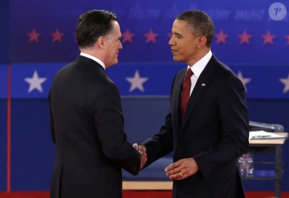 Le président sortant Barack Obama et le candidat républicain Mitt Romney se serrent la main avant de commencer le second débat présidentiel à la Hofstra University. Hempstead, le 16 octobre 2012.